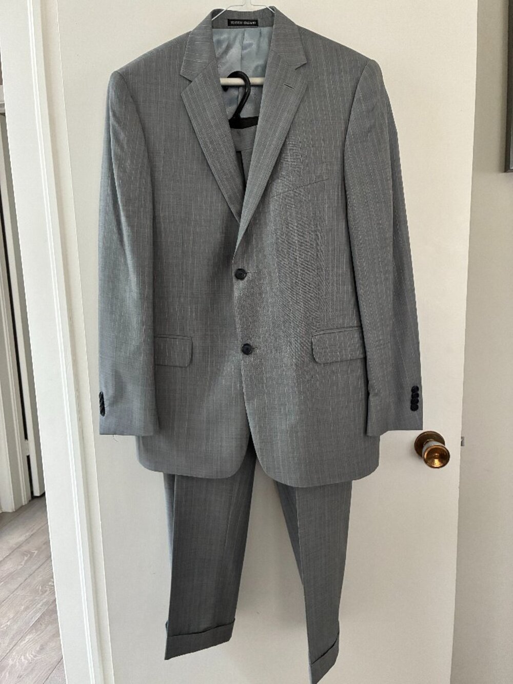 2 pc suit. 40R. Tellino Italian. Cuff pants. 100% liteweight wool. Grey